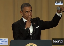 President Obama Drops Microphone on Floor at White House Correspondents’ Dinner 2016 – YouTube